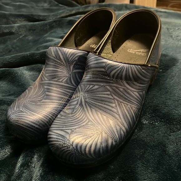 Dansko size 42 clogs in blue swirl pattern - Picture 1 of 4